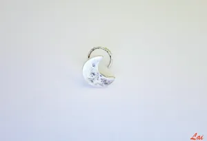Classic, hammer-finish crescent nose pin