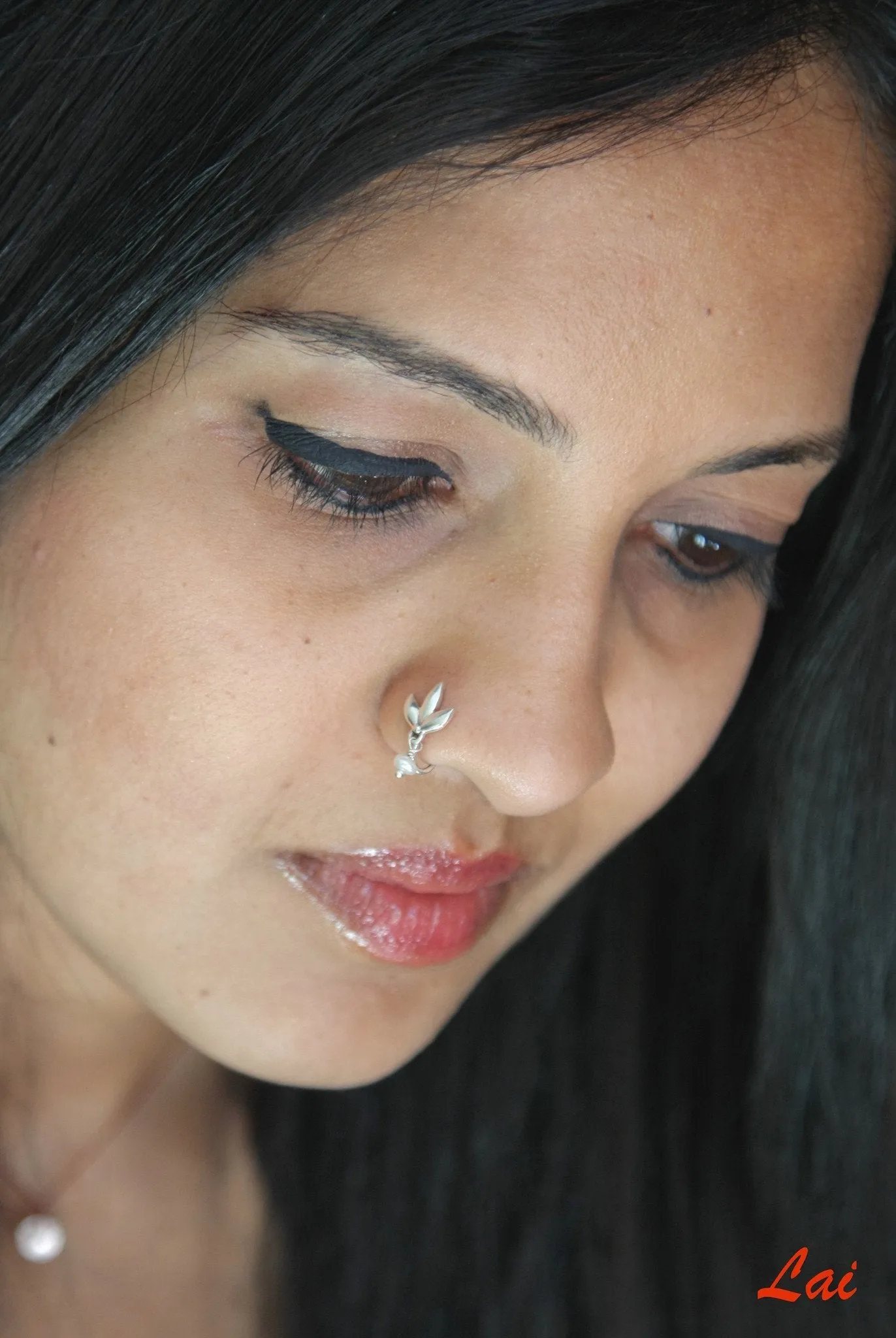 Classic, pearl drop nose pin